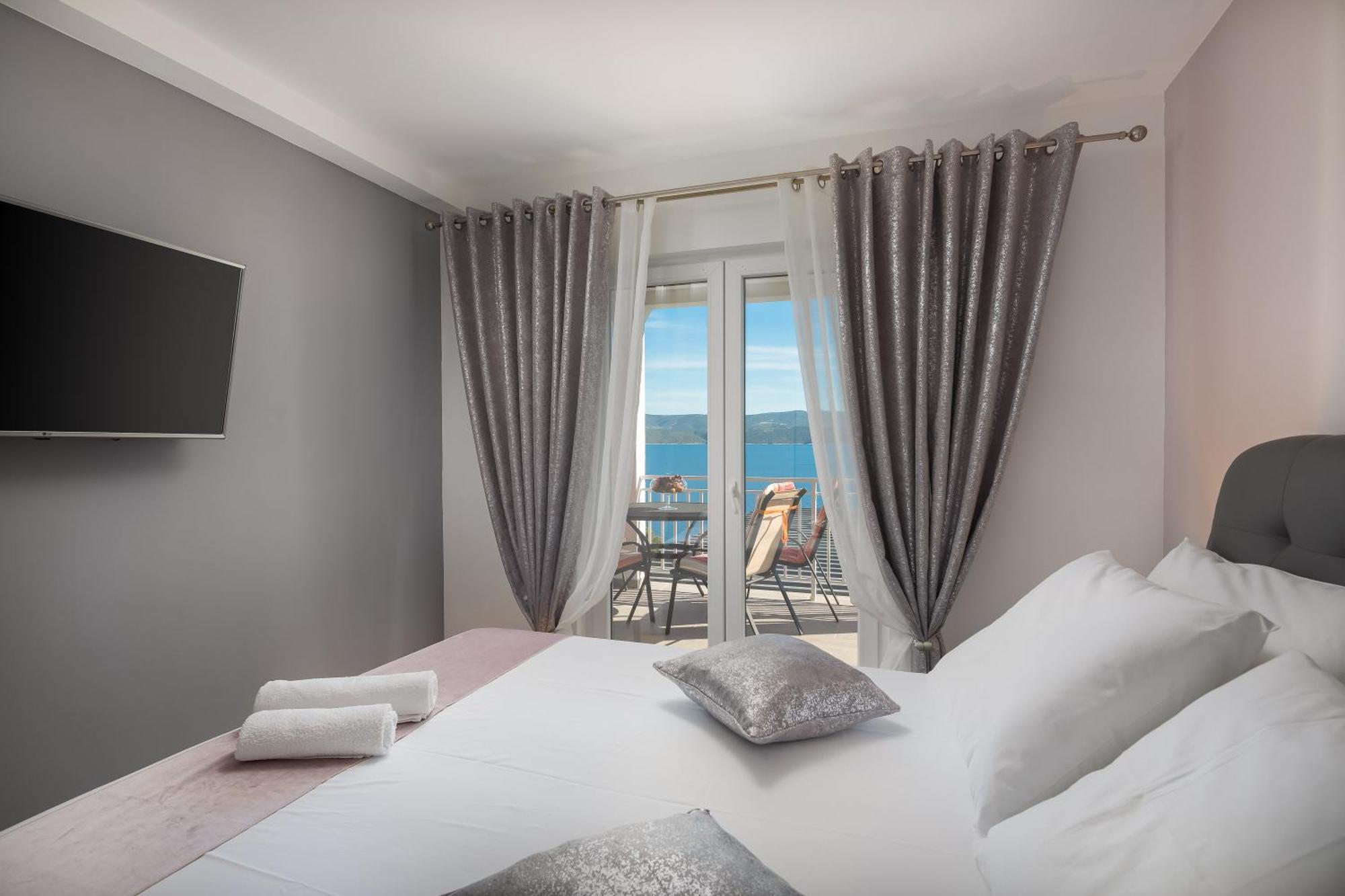 Luxury Seafront Villa With Heated Pool, Jacuzzi, Sea View, 150 M From Beach Stanici Buitenkant foto